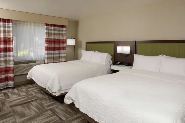 غرفة بسرير كوين بإطلالة على النهر، Hampton Inn Richland/Tri-Cities 2/2