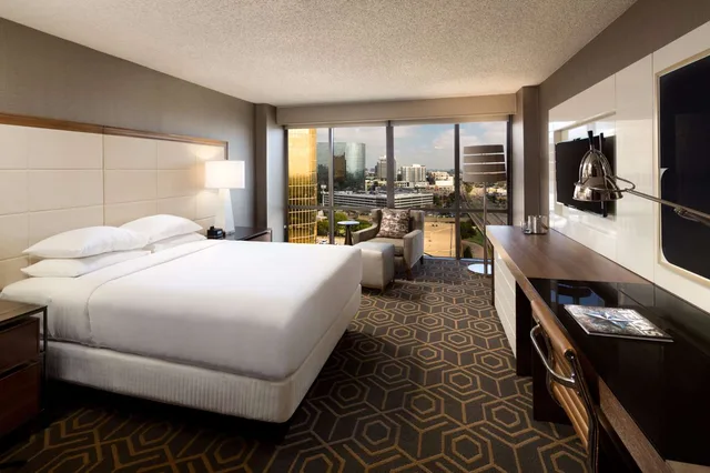 غرفة بسرير كوين بحوض استحمام لذوي الإعاقة، DoubleTree by Hilton Hotel Dallas - Campbell Centre 2/3