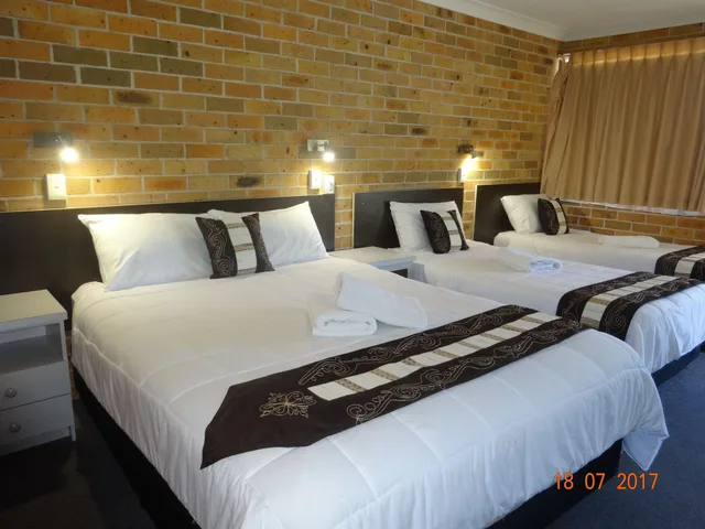 غرفة ديلوكس عائلية بسرير كوين وسريرين منفصلين، FORSTER PALMS MOTEL 1/2
