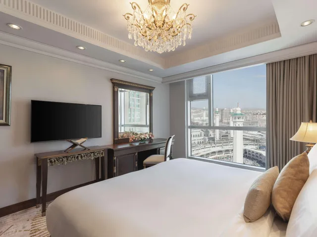جناح جونيور بإطلالة على المدينة، فندق قصر مكة رافلز(Raffles Makkah Palace) 2/8