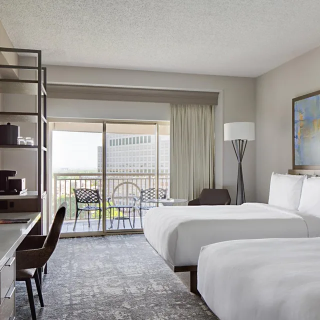 غرفة بسريرين كوين بإطلالة على البحيرة بشرفة، Marriott Dallas Las Colinas 3/6