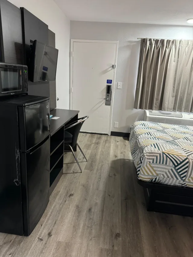 Deluxe, Queen Bed, Motel6 Bradenton, FL 6/10