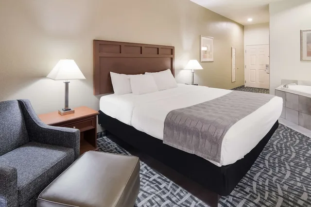 غرفة قياسية بسرير كينج بحوض جاكوزي، Best Western Comanche Inn 2/4