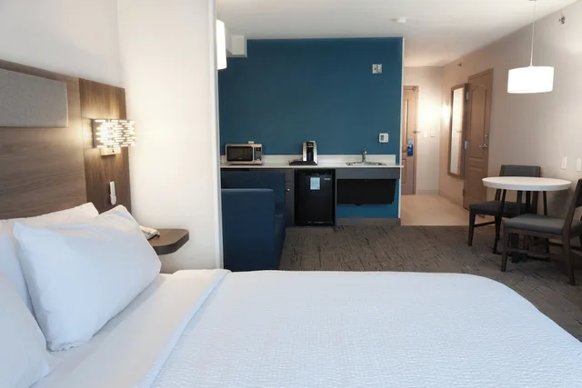 جناح بسرير كينج لذوي الإعاقة، Holiday Inn Express Hotel Suites Logan 2/6