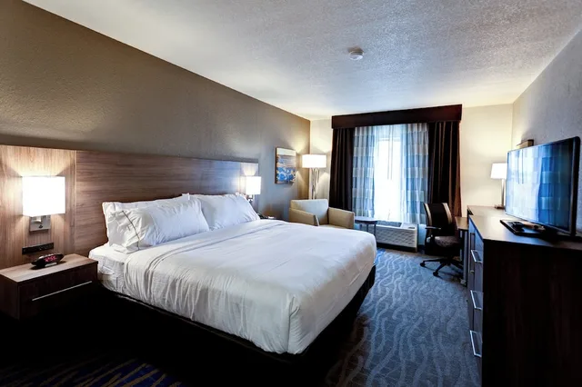 Standard, King Bed, Accessible, Holiday Inn Express And Suites Manhattan 4/4