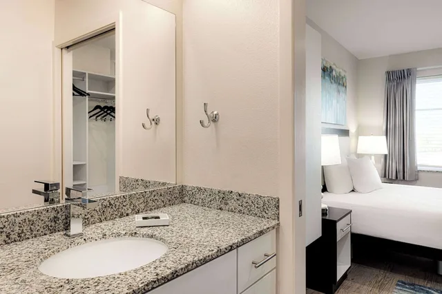 جناح بسريرين كوين بشرفة بغرفتي نوم، WaterWalk Extended Stay by Wyndham Raleigh - RTP 7/8