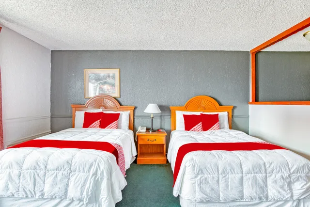 Suite - 2 Full Beds Smoking، OYO Townhouse Tulsa Woodland Hills 2/3