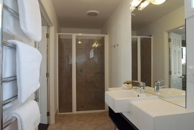 جناح شهر العسل بسرير كينج بمسبح خاص، Silver Fern Accommodation And Spa 3/3