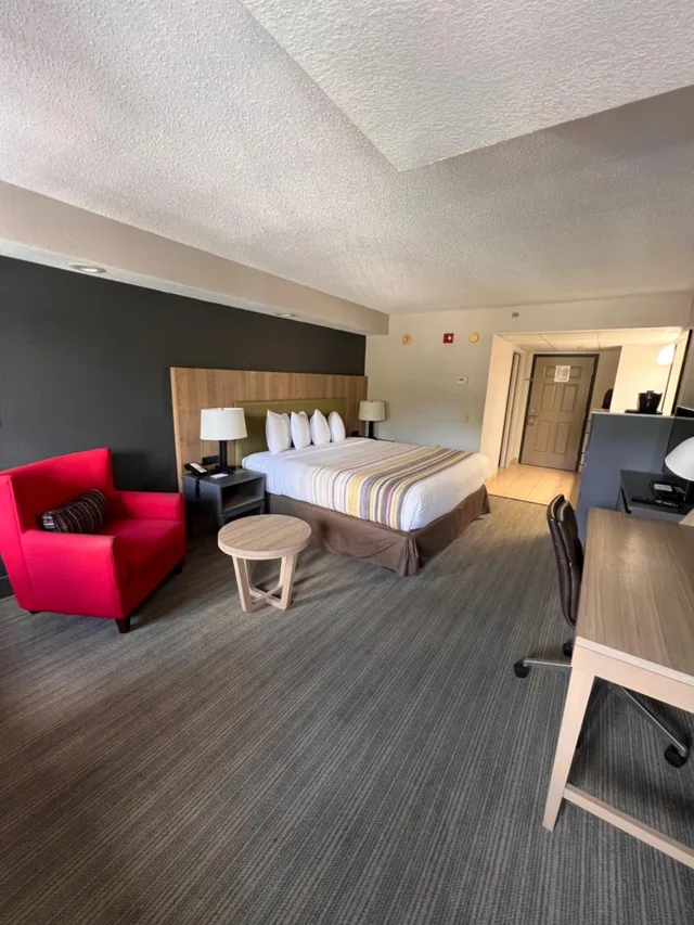 غرفة بريميوم بسرير كينج بشرفة لذوي الإعاقة، Country Inn & Suites by Radisson, Pigeon Forge South, TN 6/8