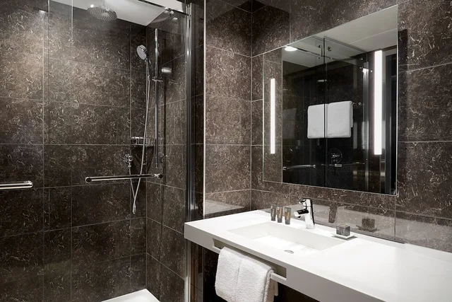 غرفة بسرير كينج لذوي الإعاقة، Ac Hotel Madison Downtown 3/5