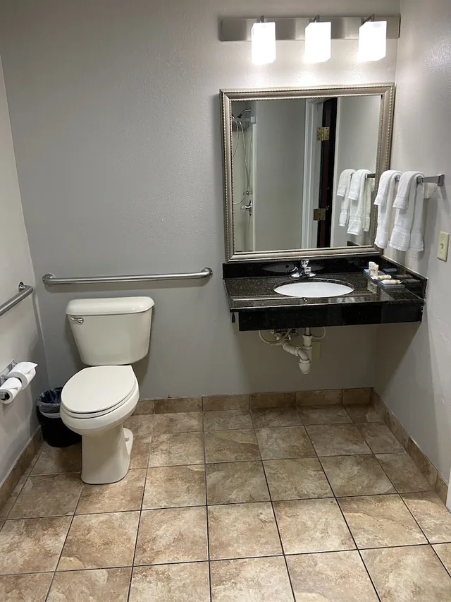 غرفة بسريرين كوين لذوي الإعاقة، La Quinta Inn & Suites by Wyndham Louisville East 7/10