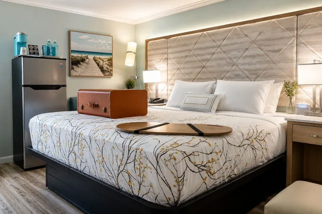 Room, Queen Bed, Sofa, Outer Banks Inn 2/10