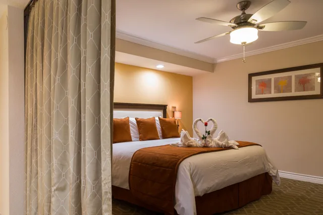 شقة سكنية بسرير كوين بغرفة نوم واحدة مع أريكة بمطبخ صغير، Coronado Beach Resort 8/10
