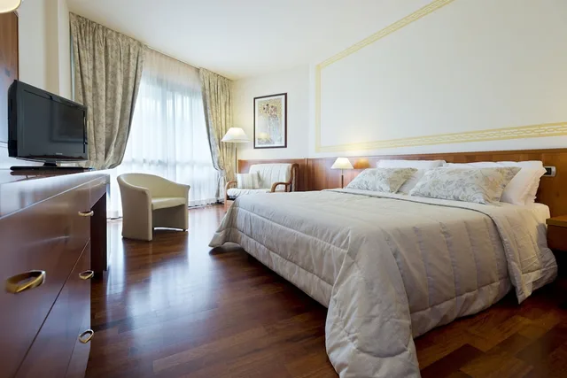 غرفة قياسية بسرير كوين بشرفة مع أريكة، Savoy Beach Hotel & Thermal Spa 1/5