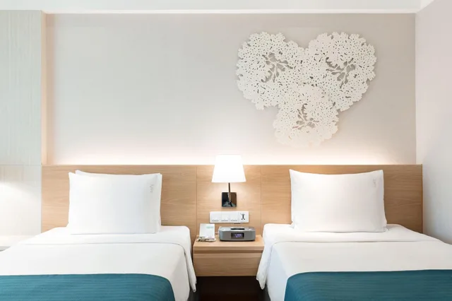 جناح، Holiday Inn Bangkok Hotel 2/3