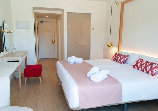غرفة سوبيريور عائلية بسرير مزدوج بإطلالة على المسبح بشرفة، Sol I Vida Boutique Hotel Adults Only 3/6