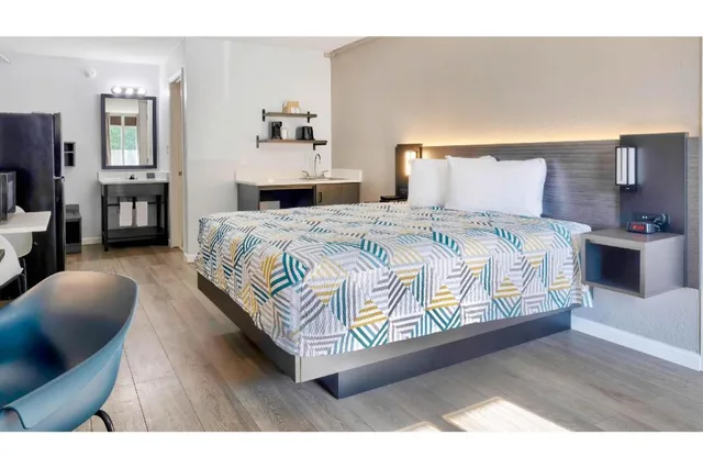 1 Queen Bed - Mobil Access Tub Nsmk Kitchen، Studio6 Effingham, IL 3/10
