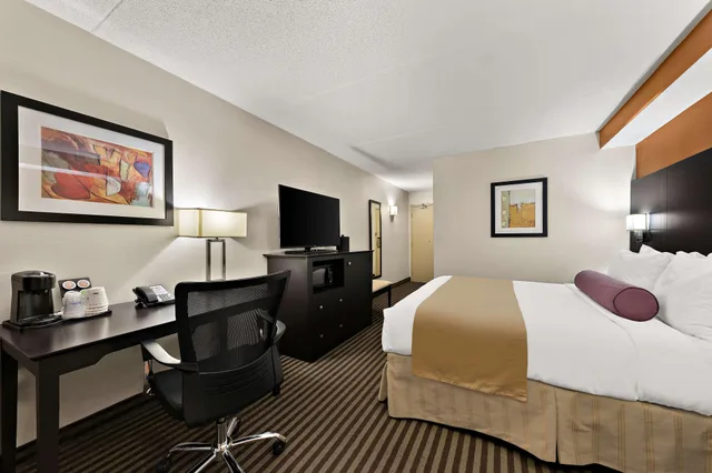 غرفة بسرير كينج في طابق مرتفع لذوي الإعاقة، Best Western Plus Toronto North York Hotel and Suites 2/4