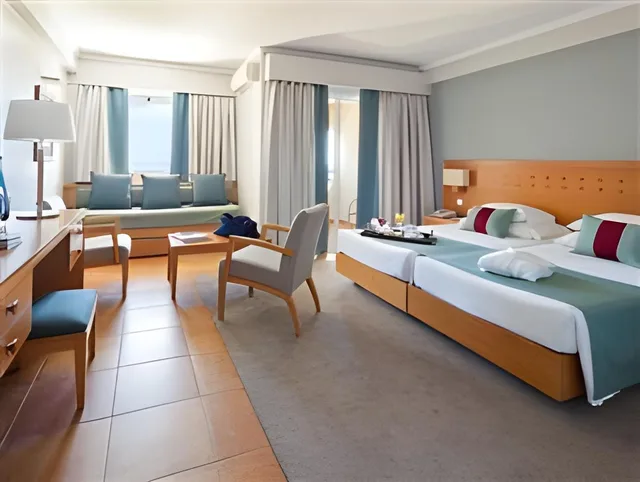 جناح، Ozadi Altura Beach Resort 1/1