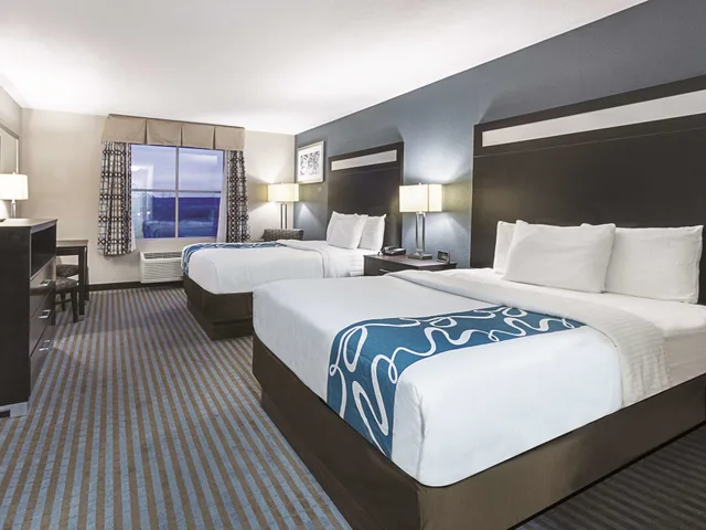 غرفة بسريرين كوين لذوي الإعاقة، La Quinta Inn & Suites by Wyndham Glendive 1/3