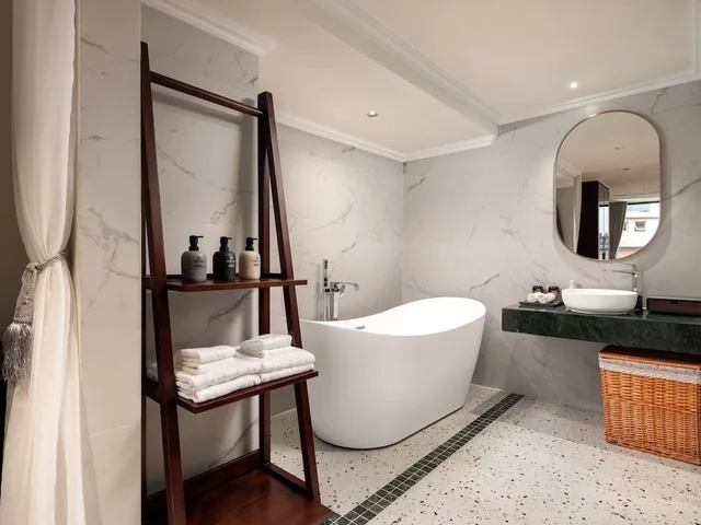 جناح سيغنتشر بسرير كينج بإطلالة على المدينة بشرفة، L'Signature Hotel & Spa 6/6