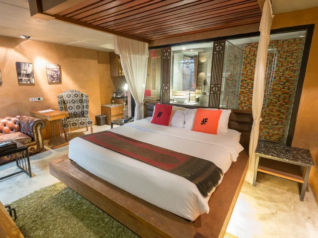 Suite, King Bed, Hot Tub, Fusion Suites 1/2