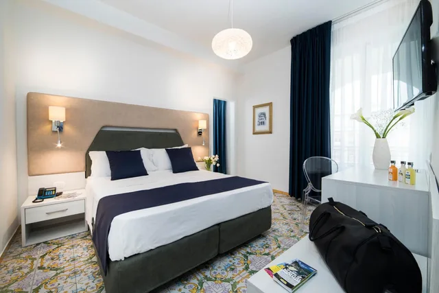 غرفة ديلوكس بسرير مزدوج أو سريرين منفصلين بإطلالة جزئية على البحر، Hotel Sole Splendid 2/3