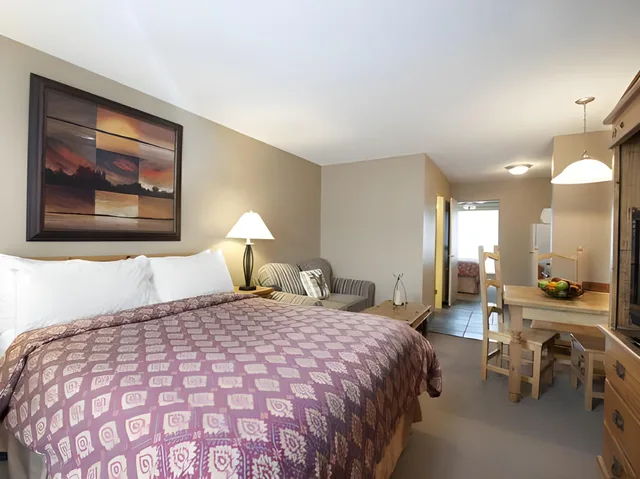 جناح بغرفة نوم واحدة بمطبخ صغير، Tonquin Inn Jasper Hotel 1/1