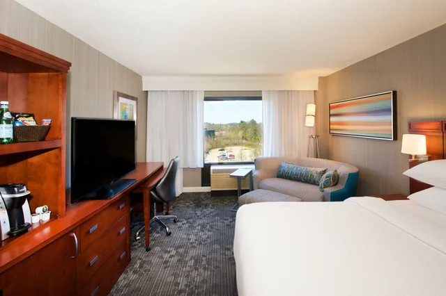 Executive, King Bed, Sofa, Courtyard by Marriott Boston Billerica Bedford 2/4