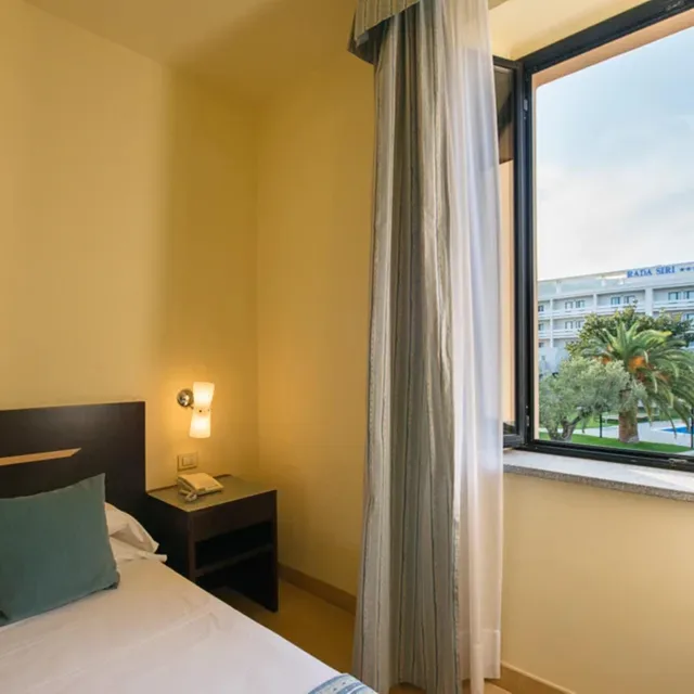 غرفة كلاسيكية بإطلالة على الحديقة بشرفة، RADA SIRI HOTEL 3/5