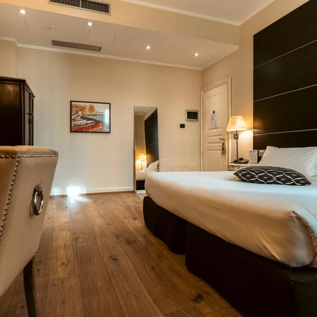 Deluxe, Town House 33 2/8