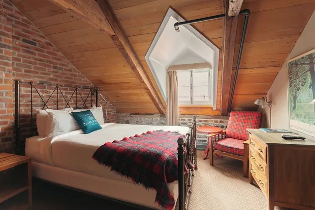 Superior, Queen Bed, City View, Attic، Auberge Place D Armes 4/10