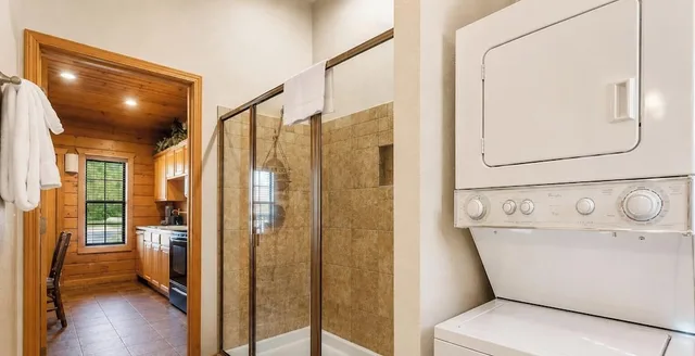 كابينة غراند بسريرين كينج بشرفة بـ4 غرف نوم مع أريكة، Cabins At Grand Mountain By Thousand Hills Resort 6/7