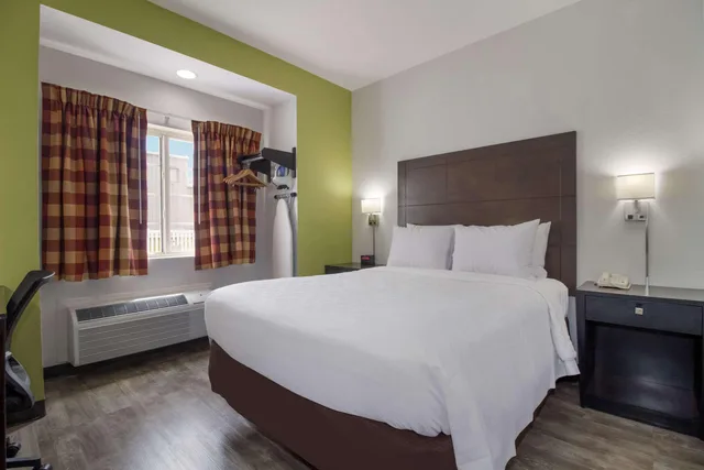 Room, Queen Bed, Quality Inn Shallotte near Ocean Isle Beach 4/5