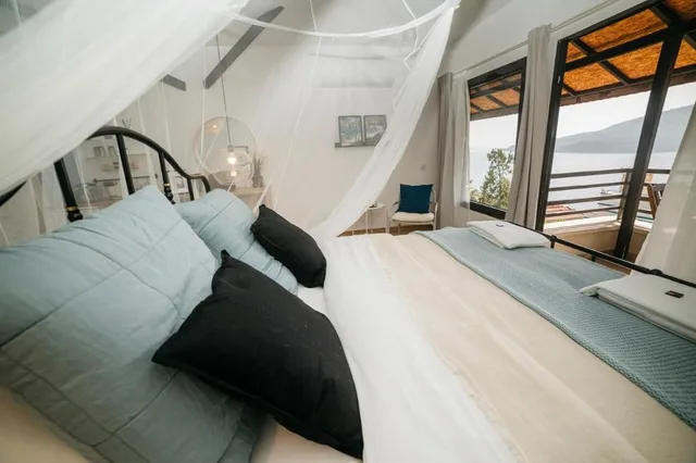 غرفة رومانسية بسرير كوين بشرفة، True Blue Boutique Hotel Kalkan 1/7