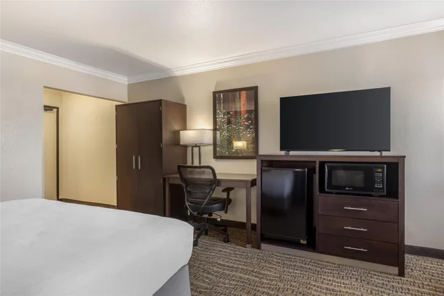 Room, King Bed, Accessible, Best Western Town & Country Lodge 5/7