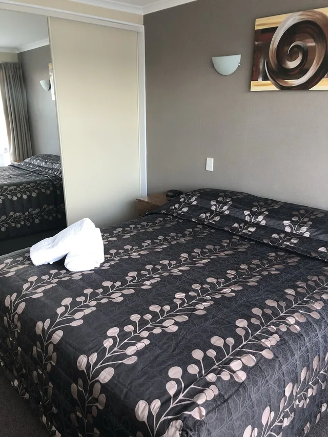 شقة بسرير كوين وسرير فردي بغرفة نوم واحدة، Monarch Motel 1/2