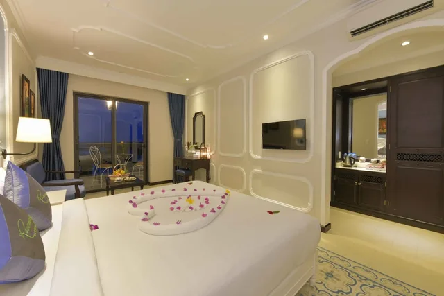 غرفة عائلية ثلاثية بسرير كينج وسرير فردي بإطلالة على المدينة بحوض استحمام، Hoi An Rosemary Boutique Hotel And Spa 10/10