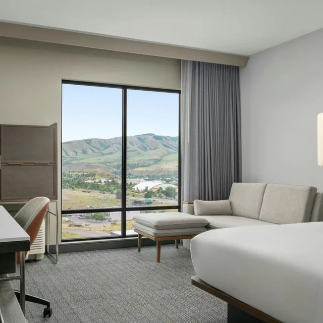 غرفة بسرير كينج مع أريكة بحوض استحمام لذوي الإعاقة، Courtyard Pocatello 1/4