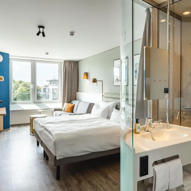 Deluxe, King Bed, Lateral Side Sea View، a-ja Warnemuende. Das Resort 2/7