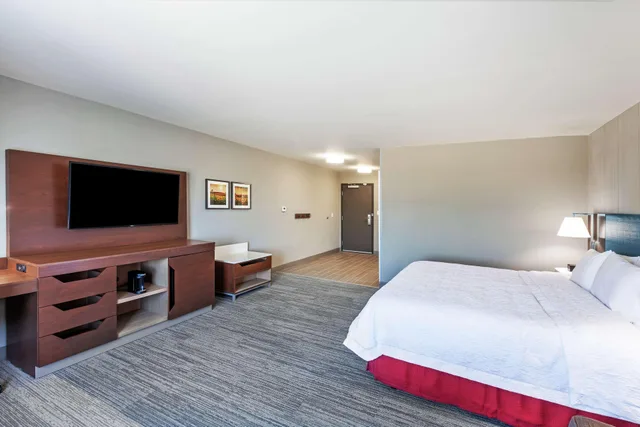 غرفة، Hampton Inn Gardner Conference Center 1/3