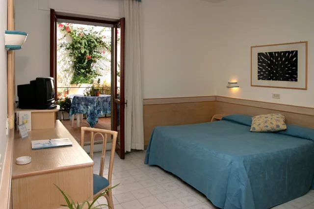 Room, 1 King and 1 Single Beds, Garden View, Aurora Hotel & Suites Sul Mare 3/7