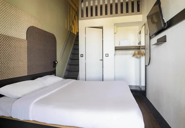 غرفة رباعية بسرير مزدوج وسريرين منفصلين، B&B HOTEL Avignon 1 4/9
