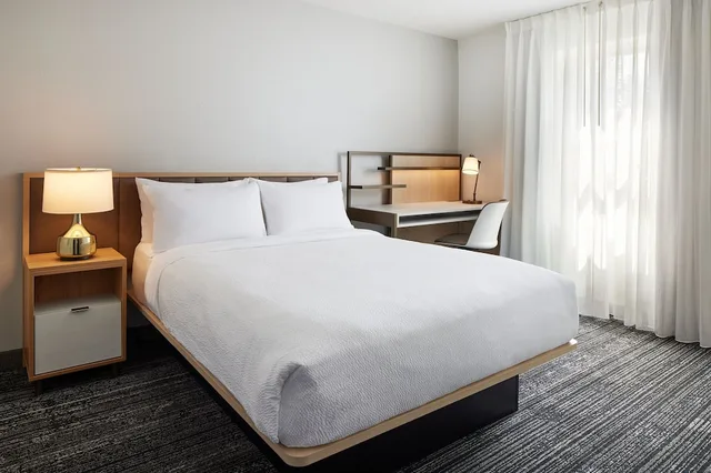 جناح بسرير كوين بغرفة نوم واحدة مع أريكة لذوي الإعاقة، Towneplace Suites Marriott Dulles Airport 1/2