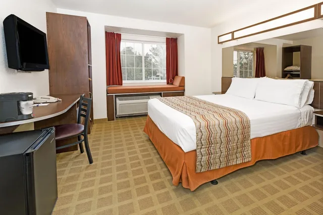 غرفة قياسية بسرير كوين لذوي الإعاقة، Microtel Inn & Suites by Wyndham Cheyenne 2/8