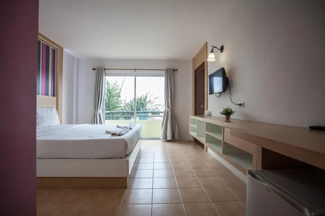 غرفة بسرير كينج بشرفة، The Greenery Hotel 2/2