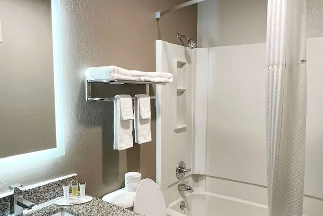 غرفة بسريرين كوين، Super 8 by Wyndham Cedar Rapids 7/7