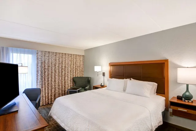 غرفة بسرير مزدوج بحوض استحمام لذوي الإعاقة، Hampton Inn Milford, CT 1/5