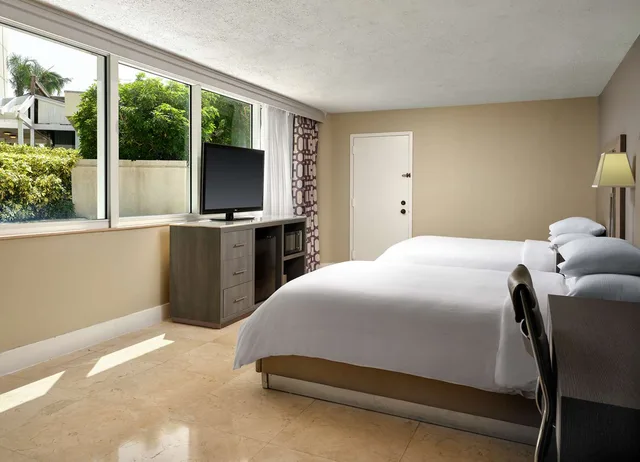 غرفة بسرير مزدوج بإطلالة على الحديقة، Doubletree By Hilton Grand Hotel Biscayne Bay 3/4