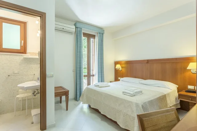 غرفة قياسية بسرير كوين بإطلالة على الجبل بشرفة، Albergo Auralba 2/5